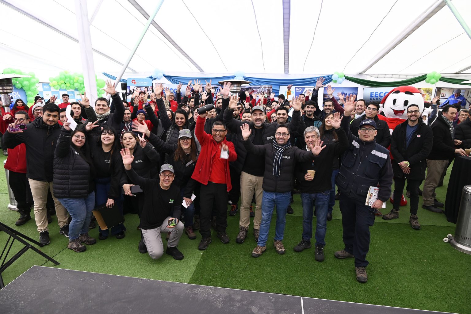 Asistentes participando en un evento corporativo